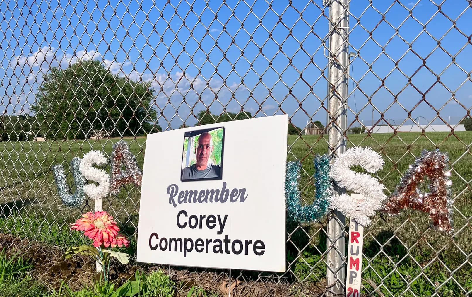 <em>(Arriba) Logan Check (izq.), bombero junior, y Randy Reamer, presidente y capitán de rescate de la Compañía de Bomberos 27 de Buffalo Township, cuelgan banderines en la estación de bomberos en memoria de Corey Comperatore en Buffalo Township, Pensilvania, el 14 de julio de 2024. (Abajo) Un cartel desgastado permanece en una valla del recinto ferial Butler Farm Show, cerca del lugar donde Comperatore fue asesinado a tiros durante un intento de asesinato del presidente Donald Trump en 2024. El cartel seguía visible el 3 de julio de 2025. Sue Ogrocki/AP Photo, Janice Hisle/The Epoch Times</em>