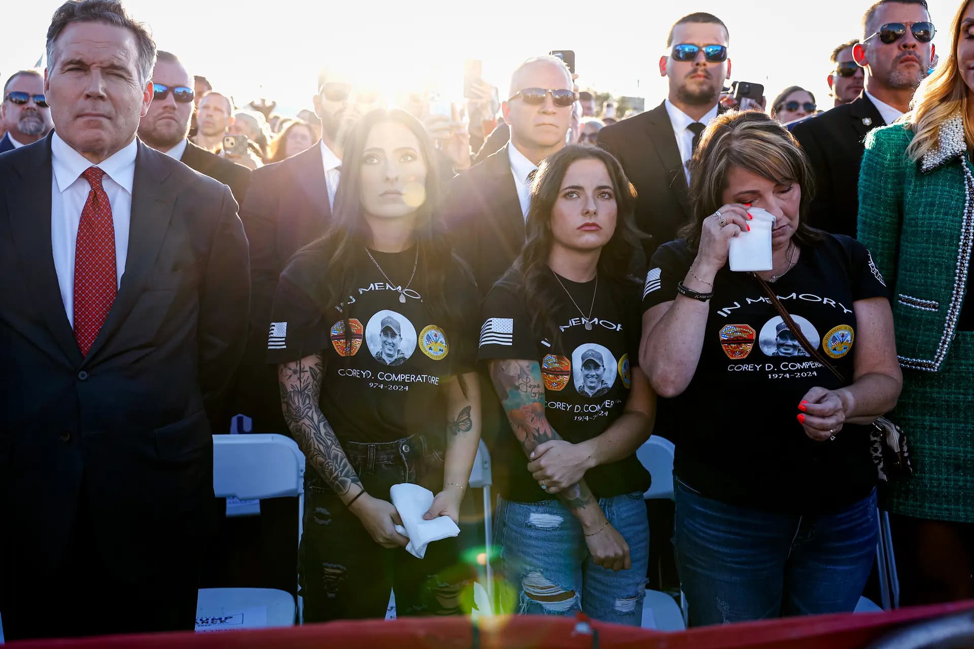 <em>Helen Comperatore (derecha) se seca laa lágrimas mientras ella y sus hijas asisten a un mitin de campaña del expresidente Donald Trump en el recinto ferial Butler Farm Show en Butler, Pensilvania, el 5 de octubre de 2024. Anna Moneymaker/Getty Images</em>