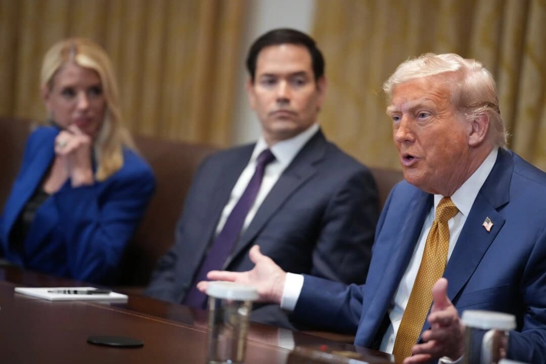 Trump defiende a Bondi e insta a sus partidarios a dejar atrás los archivos de Epstein