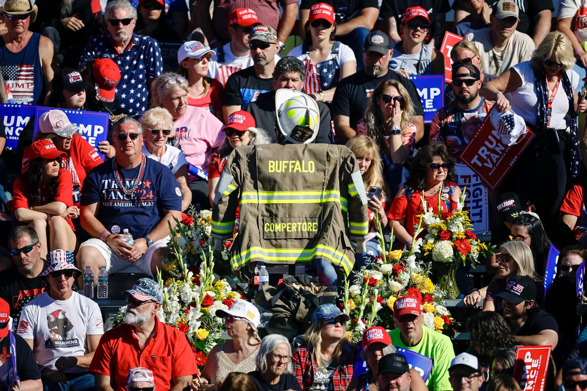 <em>El traje de un bombero marca el lugar donde Corey Comperatore fue asesinado el 13 de julio durante un intento de asesinato del expresidente Donald Trump en un mitin electoral en el recinto ferial Butler Farm Show, en Butler, Pensilvania, el 5 de octubre de 2024. Era la primera vez que Trump regresaba a Butler desde el atentado. Kevin Dietsch/Getty Images</em>