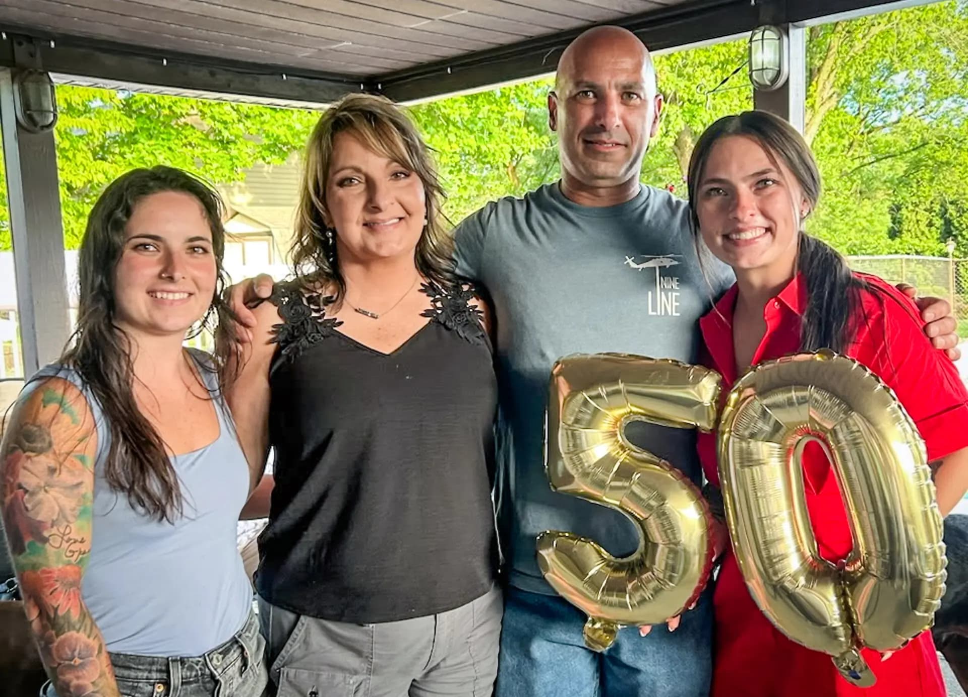 <em>Corey Comperatore celebra su cumpleaños número 50 con (de izquierda a derecha) su hija Allyson Comperatore, su esposa Helen Comperatore y su hija Kaylee Comperatore el 16 de junio de 2024. Cortesía de Helen Comperatore.</em>
