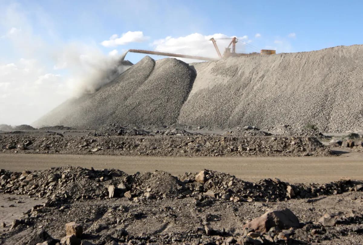 Una máquina minera en la mina de Bayan Obo, que contiene minerales de tierras raras, en Mongolia Interior, China, el 16 de julio de 2011. (Stringer/Reuters)