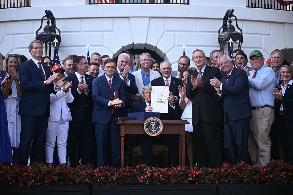 El presidente de Estados Unidos, Donald Trump (C), firma el "Gran y Hermoso Proyecto de Ley" en la Casa Blanca, Washington D. C., el 4 de julio de 2025. (BRENDAN SMIALOWSKI/POOL/AFP vía Getty Images)