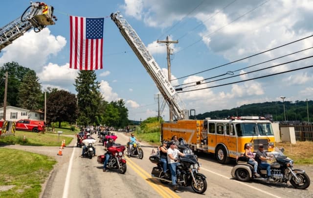 Motociclistas participan en una carrera benéfica de motocicletas en memoria de Corey Comperatore llamada Corey's Cruise cerca de Butler, Pensilvania, el 12 de julio de 2025. (Samira Bouaou/The Epoch Times)