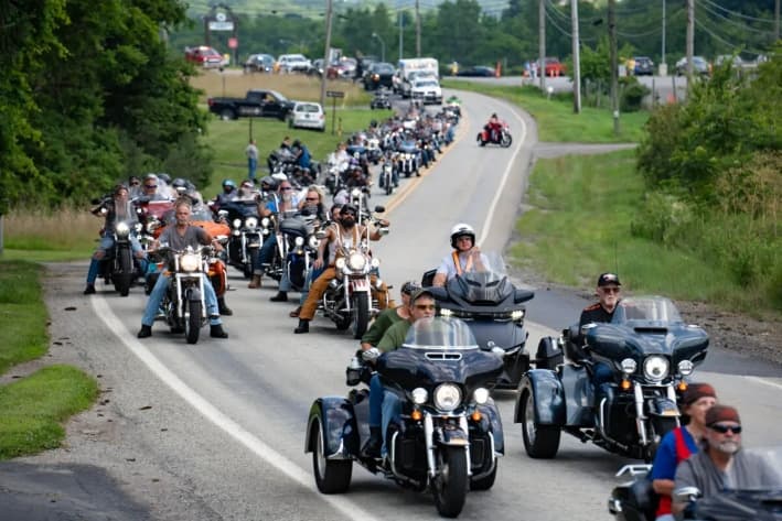 Motociclistas participan en una carrera benéfica en memoria de Corey Comperatore llamada Corey's Cruise cerca de Butler, Pensilvania, el 12 de julio de 2025. (Samira Bouaou/The Epoch Times)