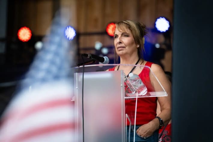 Helen Comperatore habla antes de un concierto de Gary Buck III en honor a Corey Comperatore en Russellton, Pensilvania, el 12 de julio de 2025. (Samira Bouaou/The Epoch Times)