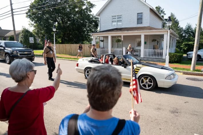 Helen Comperatore y sus hijas Allyson y Kaylee participan en un desfile en memoria de Corey Comperatore cerca de Butler, Pensilvania, el 12 de julio de 2025. (Samira Bouaou/The Epoch Times)