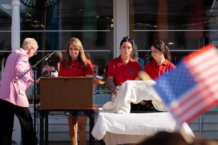 Helen Comperatore y sus hijas Kaylee (centro) y Allyson dedican una escultura en la Biblioteca Comunitaria South Butler en Saxonburg, Pensilvania, el 12 de julio de 2025. (Samira Bouaou/The Epoch Times)