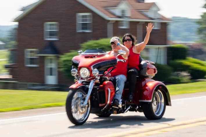 Los motociclistas participan en una carrera benéfica de motocicletas en memoria de Corey Comperatore llamada Corey's Cruise cerca de Butler, Pensilvania, el 12 de julio de 2025. (Samira Bouaou/The Epoch Times)