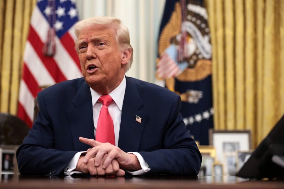 El presidente Donald Trump habla antes de firmar órdenes ejecutivas en el Despacho Oval de la Casa Blanca el 6 de marzo de 2025 en Washington. (Alex Wong/Getty Images)