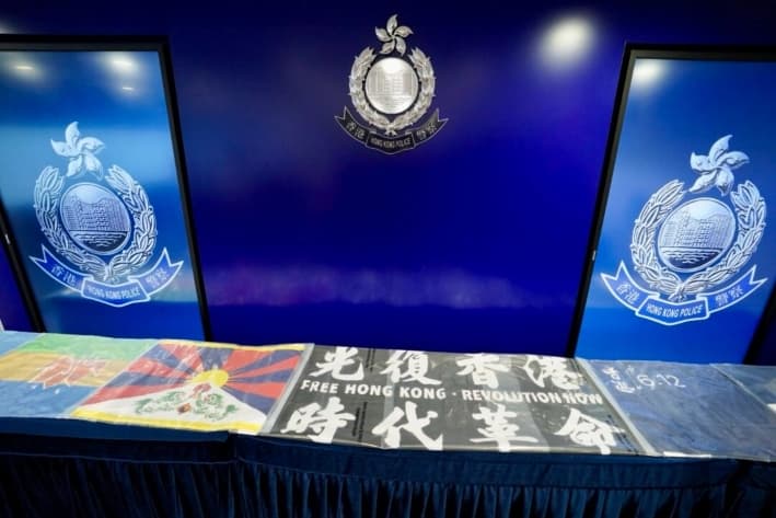 Policía de Hong Kong acusa a 3 personas de secesión y deniega la libertad bajo fianza a joven de 15 años