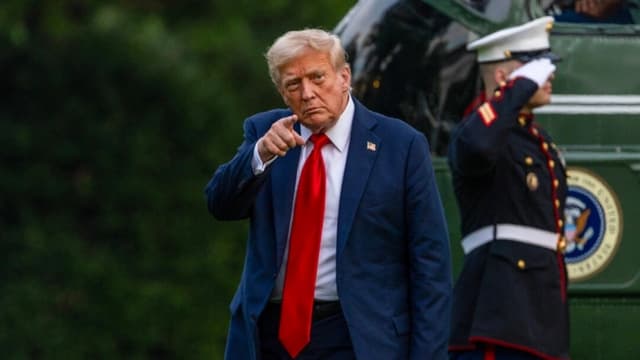 El presidente Donald Trump camina por el jardín sur de la Casa Blanca el 13 de julio de 2025. (Tasos Katopodis/Getty Images)
