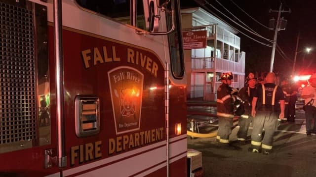 Bomberos en un centro de asistencia en Fall River. (Departamento de Bomberos de Massachusetts)
