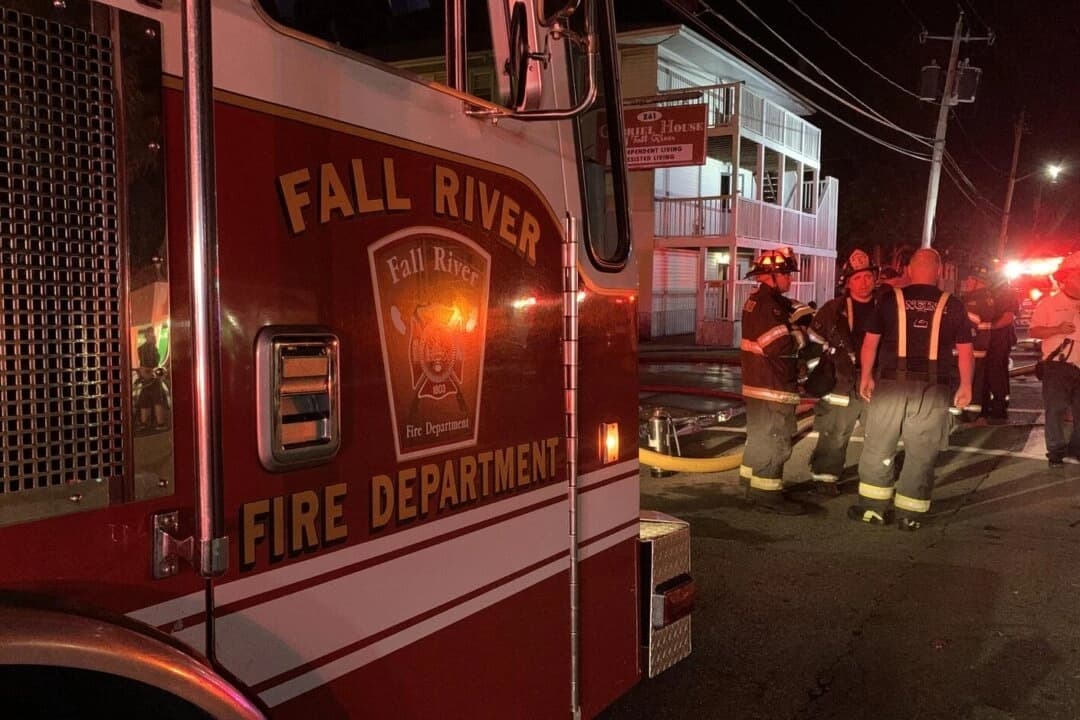 Bomberos en un centro de asistencia en Fall River. (Departamento de Bomberos de Massachusetts)
