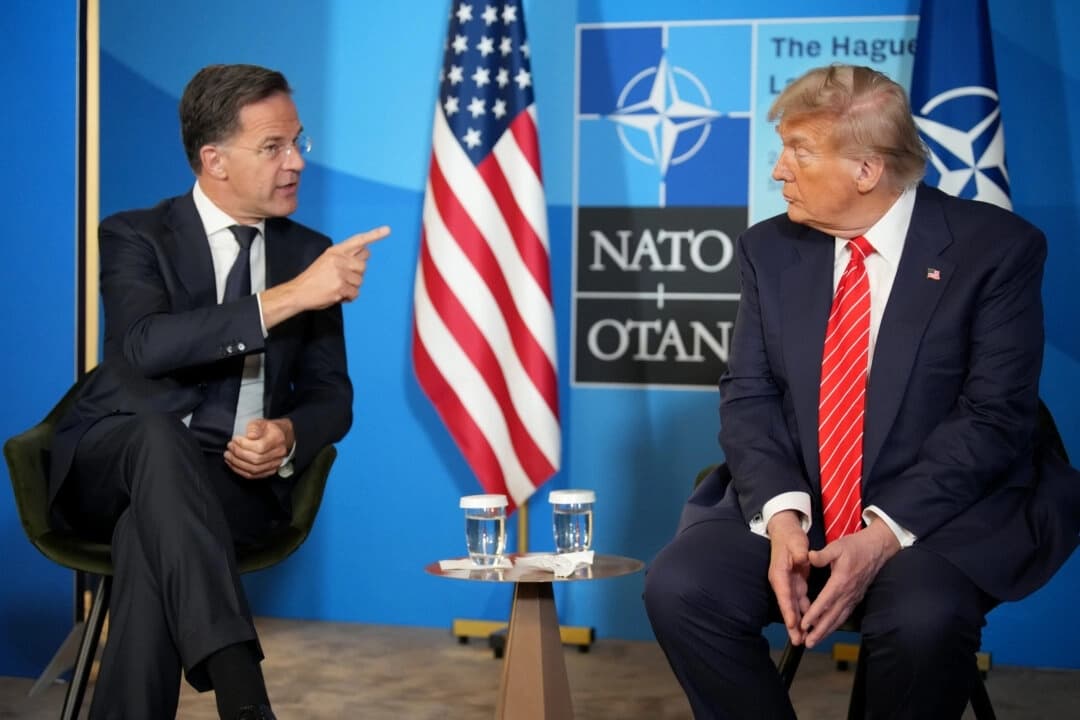 El presidente de los Estados Unidos, Donald Trump (derecha), y el secretario general de la OTAN, Mark Rutte, hablan con los medios de comunicación al comienzo de la segunda jornada de la Cumbre de la OTAN de 2025 en La Haya, Países Bajos, el 25 de junio de 2025. (Andrew Harnik/Getty Images)
