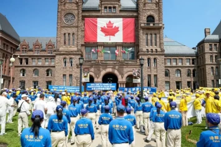 Practicantes de Falun Gong celebran un acto en Queen's Park, en Toronto, para conmemorar el 26.° aniversario de la persecución contra Falun Gong en China, el 13 de julio de 2025. (Jerry Zhang/The Epoch Times)