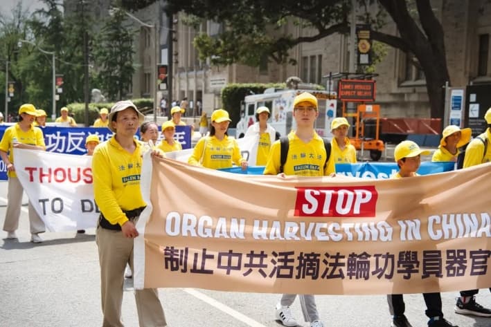 Practicantes de Falun Gong desfilan por el centro de Toronto el 13 de julio de 2025 para conmemorar el 26.° aniversario de la persecución del Falun Gong por parte del Partido Comunista Chino y para pedir el fin de la persecución en China. (Vincent Du/The Epoch Times)