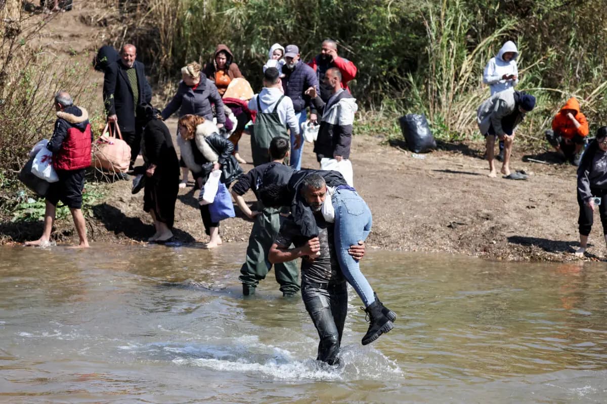 Los alauitas intentan cruzar al Líbano tras la matanza masiva de sus correligionarios en el oeste de Siria, el 11 de marzo de 2025. (Mohamed Azakir/Reuters).