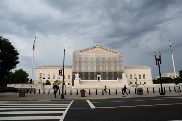 Trump insta a Corte Suprema a permitir despido de nombrados por Biden en la Comisión del Consumidor