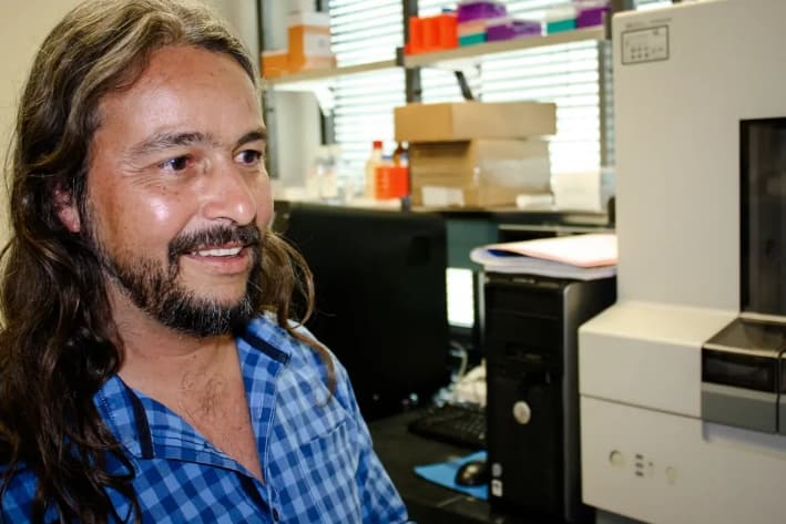 El científico especializado en el VIH Tulio de Oliveira, que desempeñó un papel clave en un estudio pionero en Vulindlela (Sudáfrica), criticó la decisión de Estados Unidos de abandonar la OMS y sugirió que el país debería dar prioridad a la inversión en pandemias y brotes. (Darren Taylor para The Epoch Times)