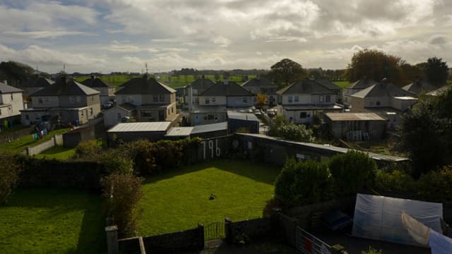El 21 de febrero de 2024, en Tuam (Irlanda), se puede ver una vista general del antiguo emplazamiento del hogar para madres y bebés Bon Secours y del jardín conmemorativo donde se cree que están enterrados 796 niños. (Charles McQuillan/Getty Images)