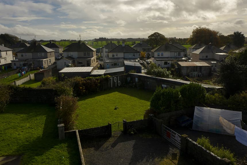 El 21 de febrero de 2024, en Tuam (Irlanda), se puede ver una vista general del antiguo emplazamiento del hogar para madres y bebés Bon Secours y del jardín conmemorativo donde se cree que están enterrados 796 niños. (Charles McQuillan/Getty Images)