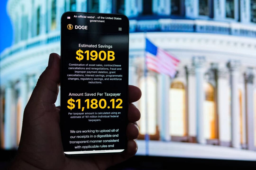 En esta ilustración fotográfica, se muestra la página web del Departamento de Eficiencia Gubernamental (DOGE) en un teléfono. (Oleksii Pydsosonnii/The Epoch Times)