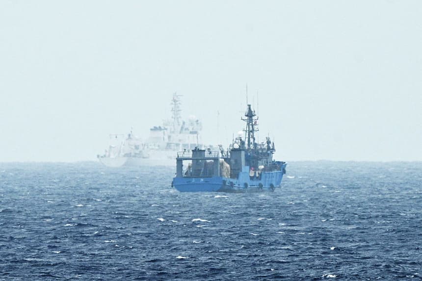 Esta foto, tomada el 6 de junio de 2025, muestra un barco de la Guardia Costera china (i) y un buque cerca de la isla de Thitu, ocupada por Filipinas (conocida como Pag-asa en Filipinas), fotografiados desde el barco de la Armada filipina "BRP Andres Bonifacio" durante una patrulla marítima en el disputado Mar de China Meridional. (Ted Aljibe/AFP vía Getty Images)