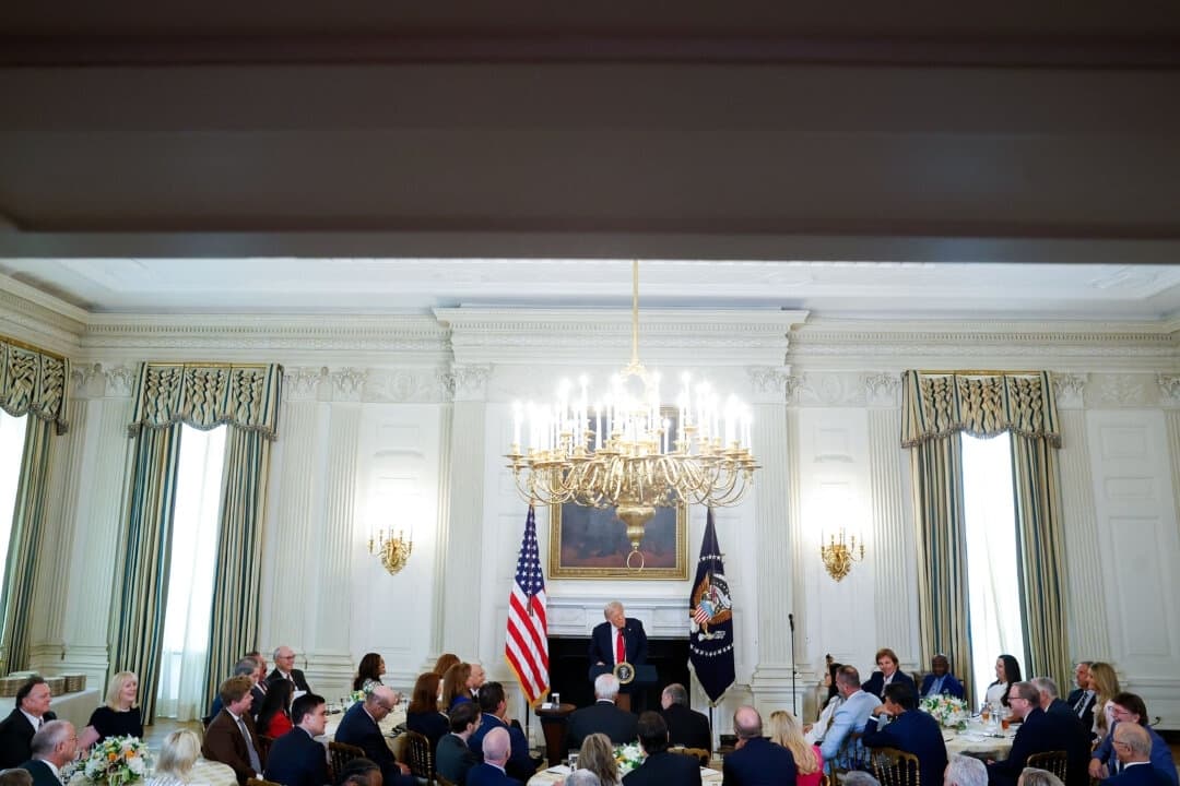 El presidente Donald Trump pronuncia unas palabras durante un almuerzo de la Oficina de Asuntos Religiosos de la Casa Blanca en el Comedor de Estado de la Casa Blanca en Washington, D.C., el 14 de julio de 2025. (Kevin Dietsch/Getty Images)
