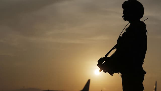Un soldado peruano monta guardia en el Aeropuerto Internacional Jorge Chávez de Lima, el 18 de noviembre de 2016. (Luka Gonzales/AFP vía Getty Images)