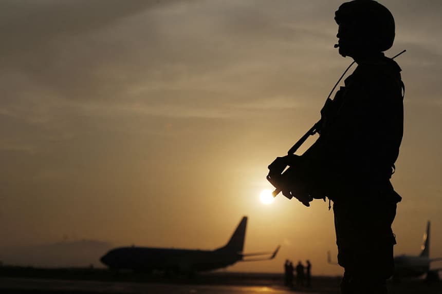 Un soldado peruano monta guardia en el Aeropuerto Internacional Jorge Chávez de Lima, el 18 de noviembre de 2016. (Luka Gonzales/AFP vía Getty Images)