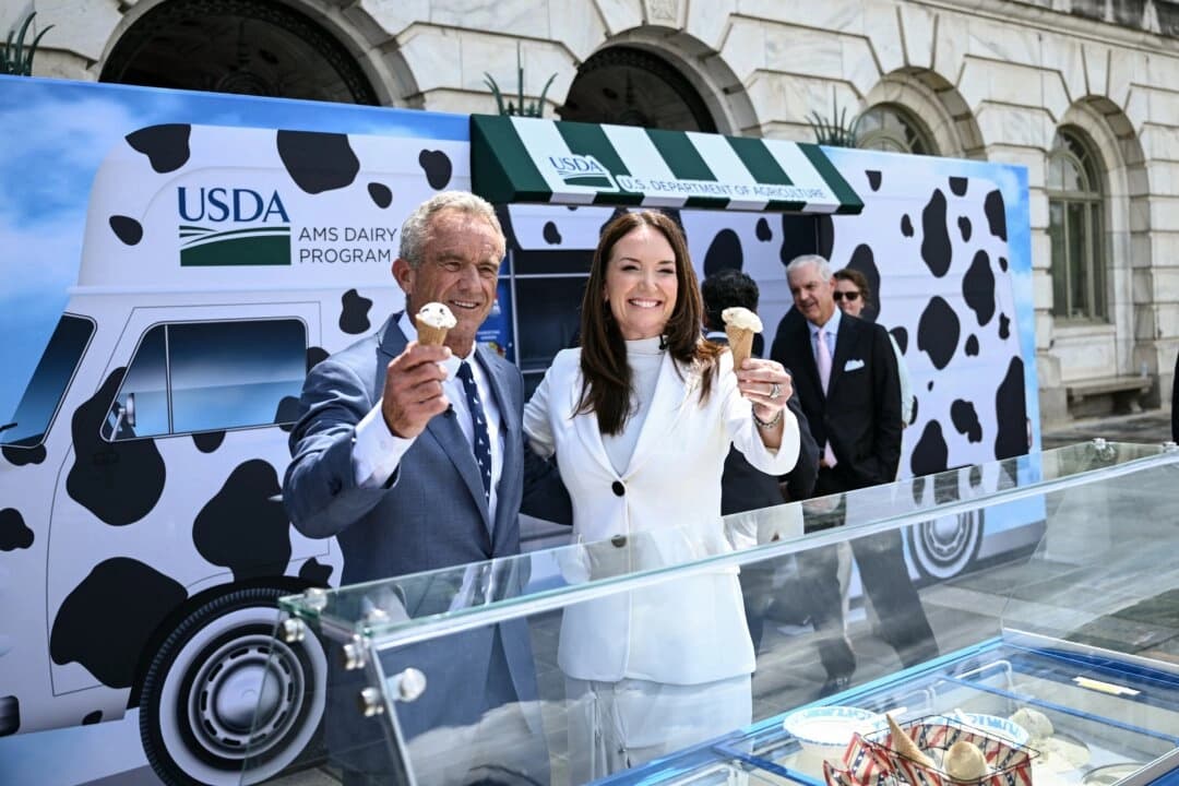 El secretario de Salud, Robert F. Kennedy Jr. (izquierda), y la secretaria de Agricultura, Brooke Rollins, en una rueda de prensa celebrada en Washington el 14 de julio de 2025. (Brendan Smialowski/AFP a través de Getty Images).