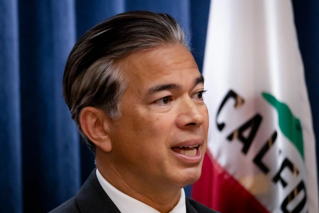 El fiscal general de California, Rob Bonta, habla en Los Ángeles el 15 de abril de 2024. (John Fredricks/The Epoch Times)
