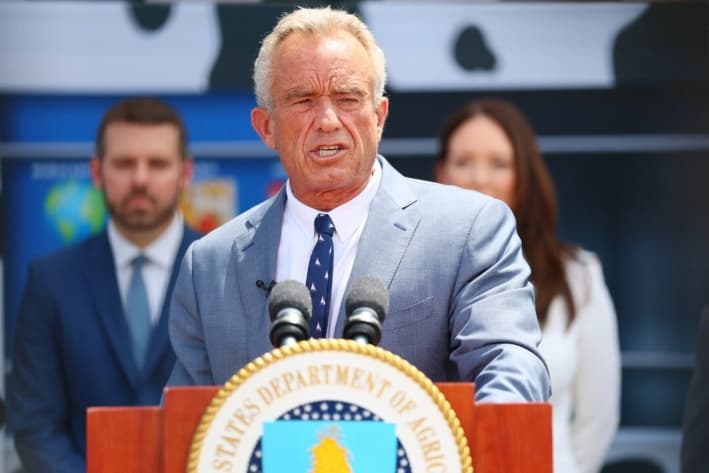 El secretario de Salud, Robert F. Kennedy Jr., habla durante una conferencia de prensa en Washington, el 14 de julio de 2025. (Michael M. Santiago/Getty Images)