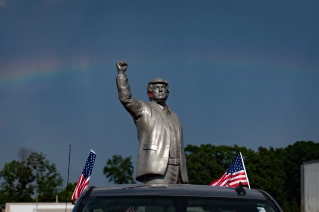 Una escultura del presidente Donald Trump celebrando su milagrosa supervivencia a un intento de asesinato instalada en el evento "El aniversario del milagro de Butler" en el condado de Butler, Pensilvania, el 13 de julio de 2025. (Samira Bouaou/The Epoch Times)