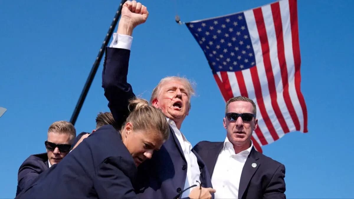 El entonces candidato presidencial Donald Trump tras recibir un disparo en la oreja en un intento de asesinato en Butler, Pensilvania, el 13 de julio de 2024. (AP)