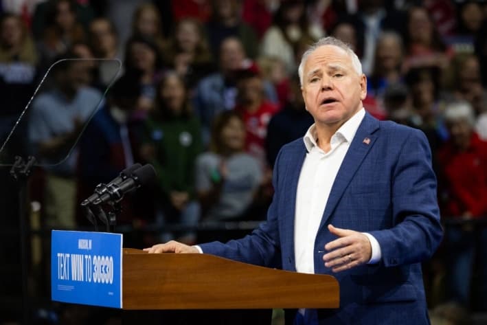 El gobernador de Minnesota, Tim Walz, habla en Madison, Wisconsin, el 22 de octubre de 2024. (John Fredricks/The Epoch Times)