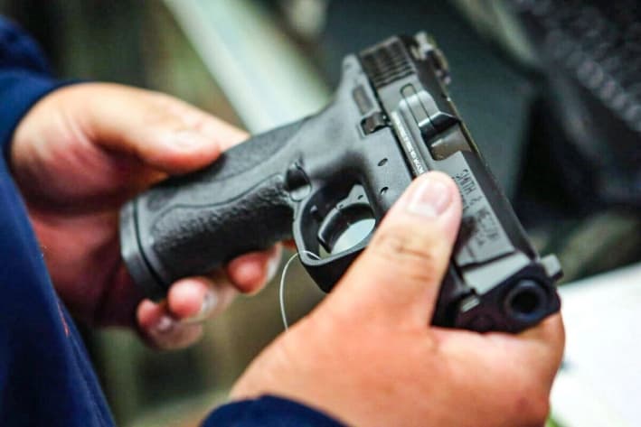 Un cliente compra una pistola en Tinley Park, Illinois, el 17 de diciembre de 2012. (Scott Olson/Getty Images)
