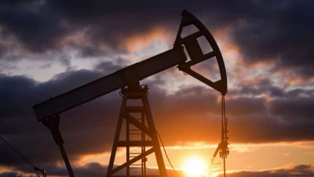Una bomba de extracción de petróleo en las afueras de Almetyevsk, en la República de Tartaristán (Rusia), el 4 de junio de 2023. (Alexander Manzyuk/Reuters)