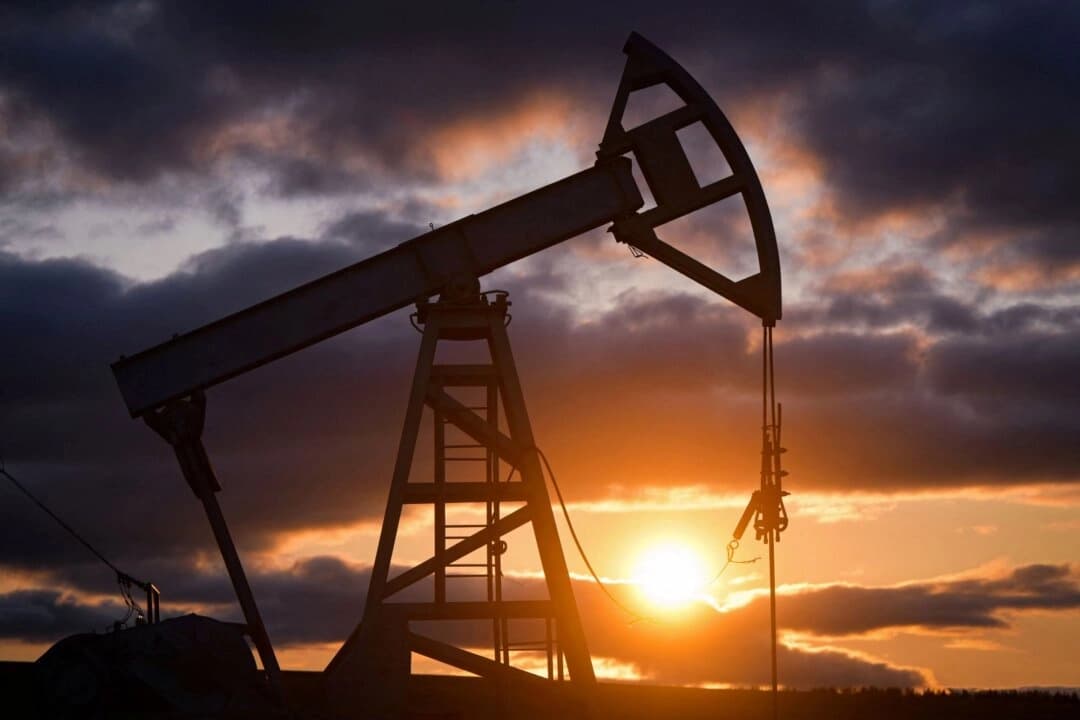 Una bomba de extracción de petróleo en las afueras de Almetyevsk, en la República de Tartaristán (Rusia), el 4 de junio de 2023. (Alexander Manzyuk/Reuters)