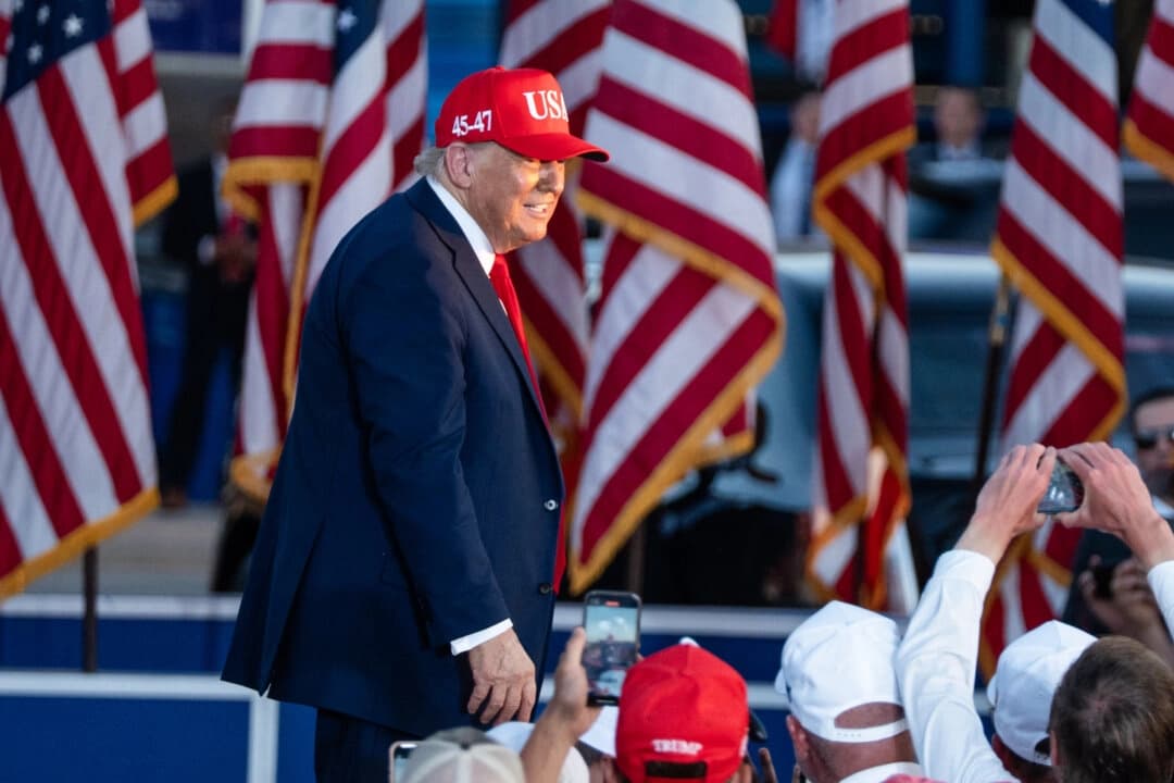 El presidente Donald Trump se marcha tras pronunciar un discurso en el recinto ferial del estado de Iowa durante el inicio de los preparativos para el 250.º aniversario de la firma de la Declaración de Independencia, en Des Moines, Iowa, el 3 de julio de 2025. (Madalina Kilroy/The Epoch Times).
