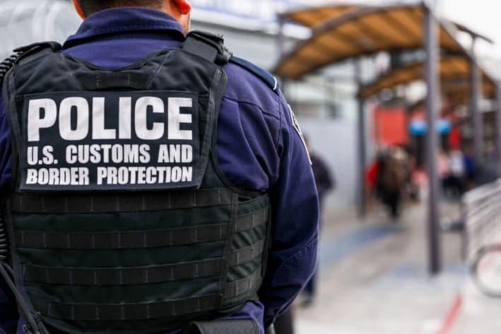 Agentes de Aduanas y Protección Fronteriza revisan a peatones al salir de México hacia la zona aduanera de Estados Unidos en el lado este del puerto de entrada de San Ysidro, en Tijuana, México, el 19 de noviembre de 2018. (Charlotte Cuthbertson/The Epoch Times)