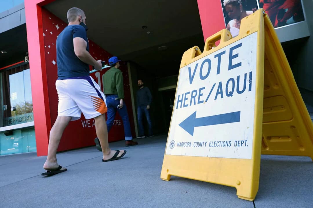 Los votantes llegan a emitir su voto en el Museo de Arte de Phoenix, en Phoenix, Arizona, el 8 de noviembre de 2022. (Kevin Dietsch/Getty Images)