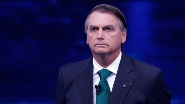El presidente de Brasil y candidato presidencial Jair Bolsonaro observa durante el debate presidencial organizado por Bandeirantes TV antes de la segunda vuelta electoral del 16 de octubre de 2022 en São Paulo, Brasil. (Alexandre Schneider/Getty Images)