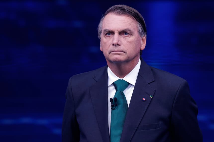 El presidente de Brasil y candidato presidencial Jair Bolsonaro observa durante el debate presidencial organizado por Bandeirantes TV antes de la segunda vuelta electoral del 16 de octubre de 2022 en São Paulo, Brasil. (Alexandre Schneider/Getty Images)