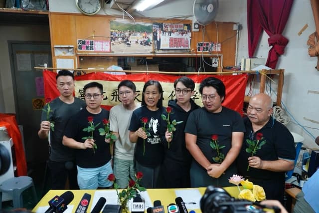 Miembros de la Liga de Socialdemócratas anuncian la disolución del partido en una rueda de prensa celebrada en Hong Kong el 19 de junio de 2025. (Kiri Choi/The Epoch Times)
