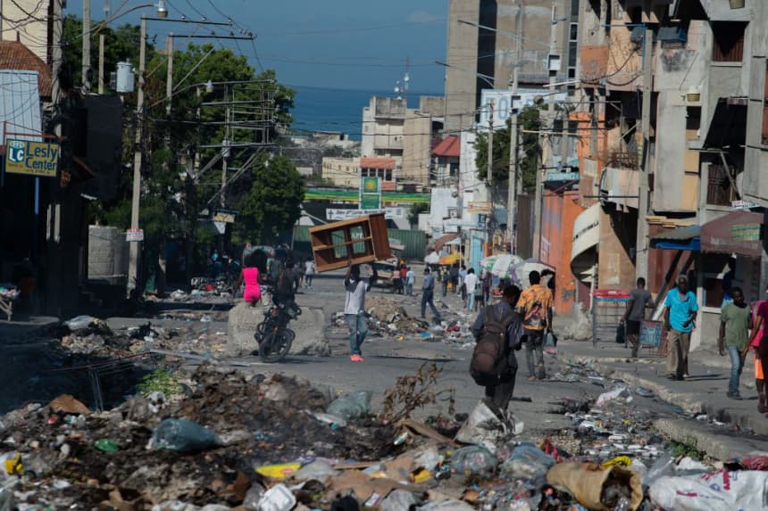Los residentes evacuaron el Puesto de Ventas de Puerto Príncipe, Haití, el 9 de diciembre de 2024, después de que las pandillas tomaran el control de la región el 7 de diciembre. (Clarens Siffroy/AFP vía Getty Images)