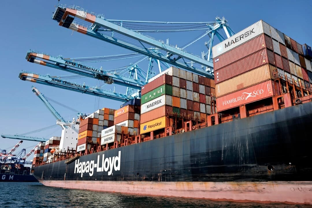Un buque portacontenedores en el puerto de Los Ángeles el 25 de junio de 2025. (Mario Tama/Getty Images)