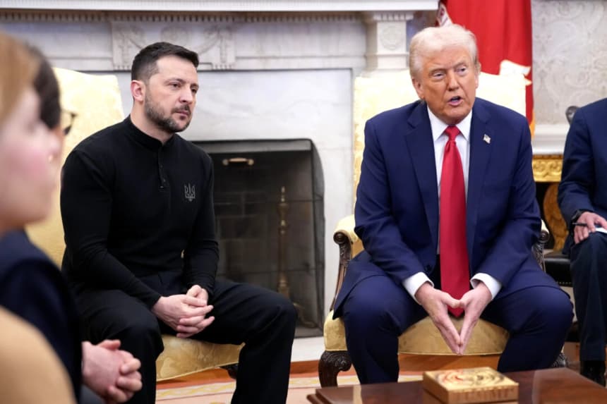 El presidente de EE. UU. Donald Trump (d) con el presidente ucraniano Volodímir Zelenski (i) en la Oficina Oval de la Casa Blanca el 28 de febrero de 2025. (Andrew Harnik/Getty Images)