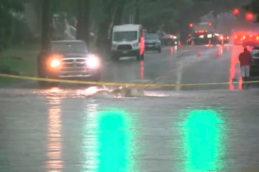 Una calle inundada en Rahway, Nueva Jersey, el 14 de julio de 2025, en una imagen de video. (WABC-TV vía AP)
